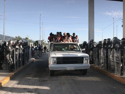 Migrantes avanzan en una camioneta por el Estado de Chiapas, en noviembre de 2021.