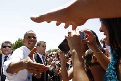 El presidente de EE UU, Barack Obama, saluda a ciudadanos de El Paso tras su discurso sobre inmigración.