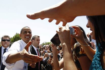 El presidente de EE UU, Barack Obama, saluda a ciudadanos de El Paso tras su discurso sobre inmigración.