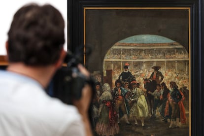 A camera in front of a painting, this Thursday, during the event.