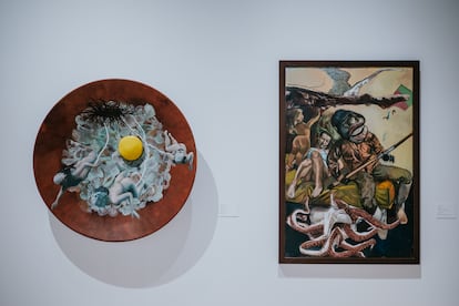 A la izquierda, 'Pérola imperfeita' (2009), de Adriana Varejão, junto a un óleo de Paula Rego.
