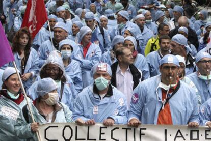 Trabajadores sanitarios se manifiestan ayer en París.