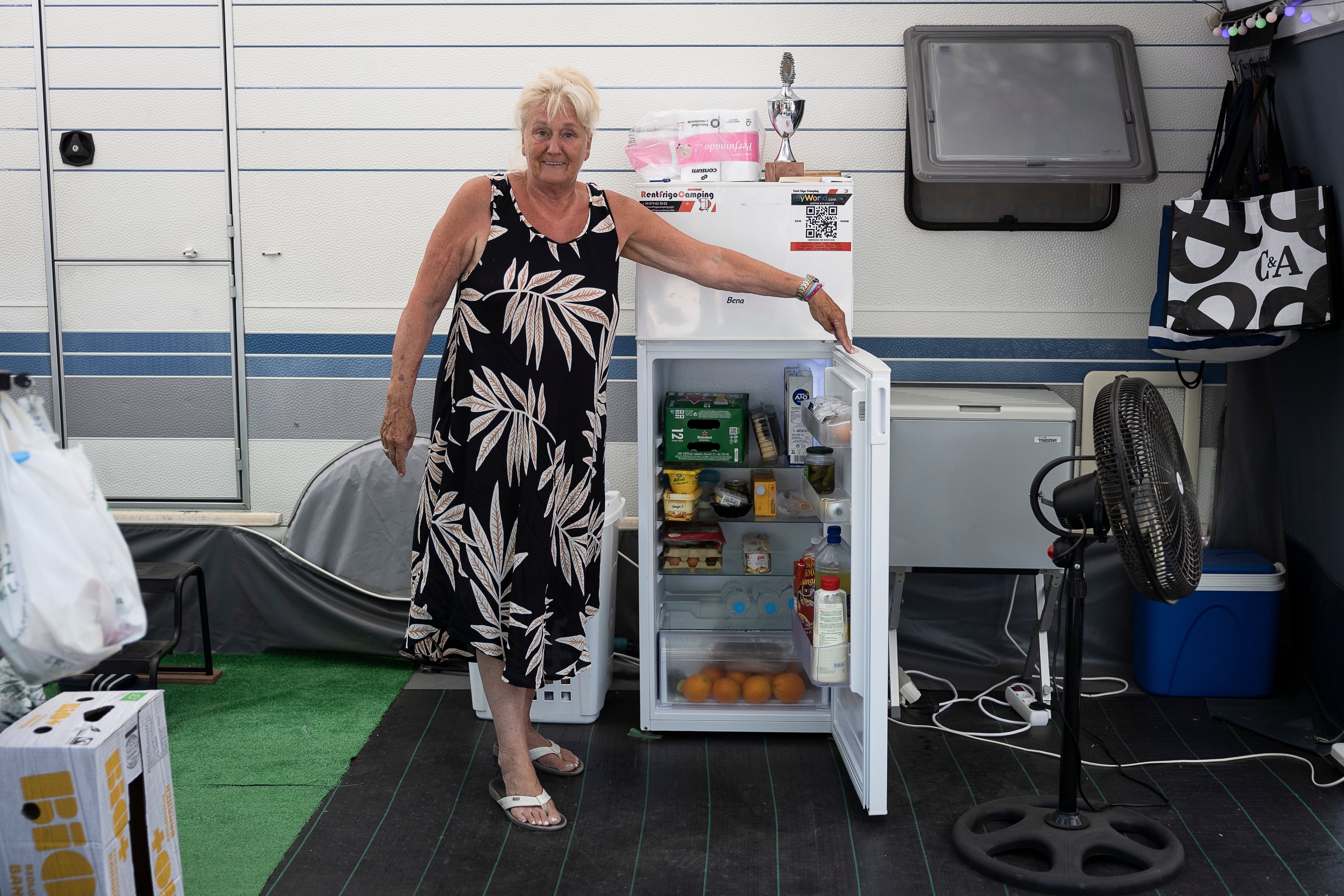 Diny Kivits, turista holandesa en el camping Solmar de Blanes, muestra la nevera de alquiler que tiene en la parcela donde acampa con su caravana, este miércoles.