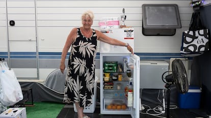 Diny Kivits, turista holandesa en el camping Solmar de Blanes, muestra la nevera de alquiler que tiene en la parcela donde acampa con su caravana, este miércoles.