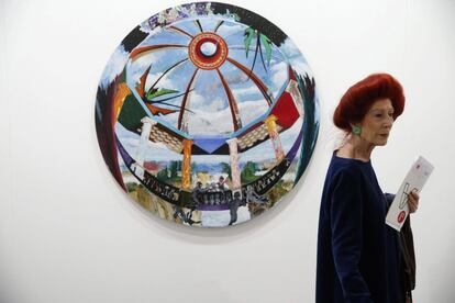 Una mujer ante la obra del artista Carlos Franco que se muestra en la galería Marlborough.