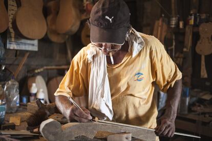 Nicolás Gómez "Don Colá", el luthier de la Orquesta de Intrumentos Reciclados de Cateura en Asunción Paraguay trabaja en el taller de su casa cerca del vertedero el 30 de diciembre de 2013. © Santi Carneri
