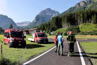 El equipo de rescate se reúne al pie de la montaña Marmolada después de la avalancha, en Canazei, Italia, este lunes.