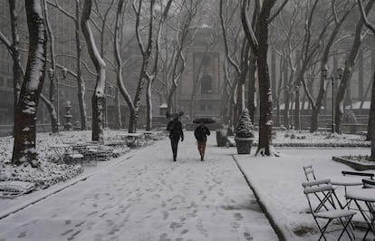 El céntrico Bryant Park, en Nueva York, cubierto de nieve este miércoles por la mañana.