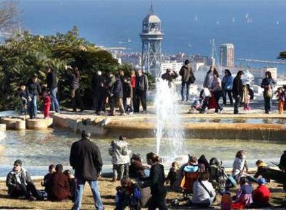 La fuente del mirador de l'Alcalde rodeada, ayer por la mañana, de ciudadanos.