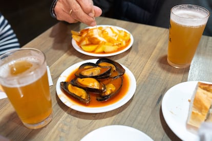 Una mesa del Bar Bambú donde toman patatas bravas y tiberios, con unas cervezas.