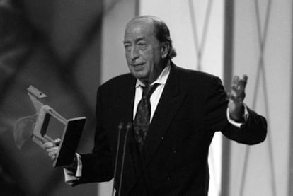 Ceremonia de entrega de los premios Ondas en el Palau Sant Jordi de Barcelona, en el 75º aniversario de la creación de la radio en España, con la primera emisión de Radio Barcelona de la Cadena Ser. En la imagen, Alberto Oliveras recibe uno de los Ondas especiales.