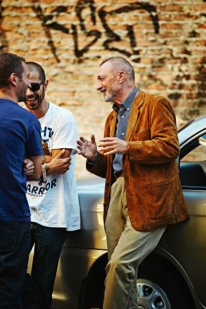 Pérez-Reverte charla con dos graffiteros.