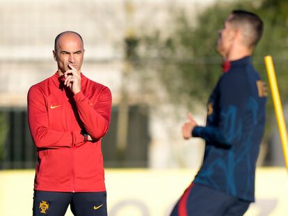 Roberto Martínez y Cristiano Ronaldo, durante un entrenamiento de la selección portuguesa.