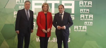 La ministra de Empleo, Fátima Báñez, junto al presidente de la Asociación de Trabajadores Autónomos (ATA), Lorenzo Amor y el secretario de Estado de Seguridad Social, Tomás Burgos, durante la inauguración de la jornada ayer. 