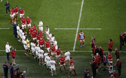 Los jugadores de Inglaterra le hacen el pasillo a los de Gales, ganadores del partido.