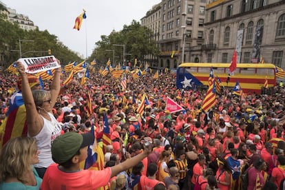 Manifestantes durante a marcha da Diada, o Dia Nacional da Catalunha, na avenida Diagonal de Barcelona.