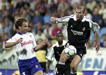 Jamelli y Zidane disputan el balón durante el partido de ayer.