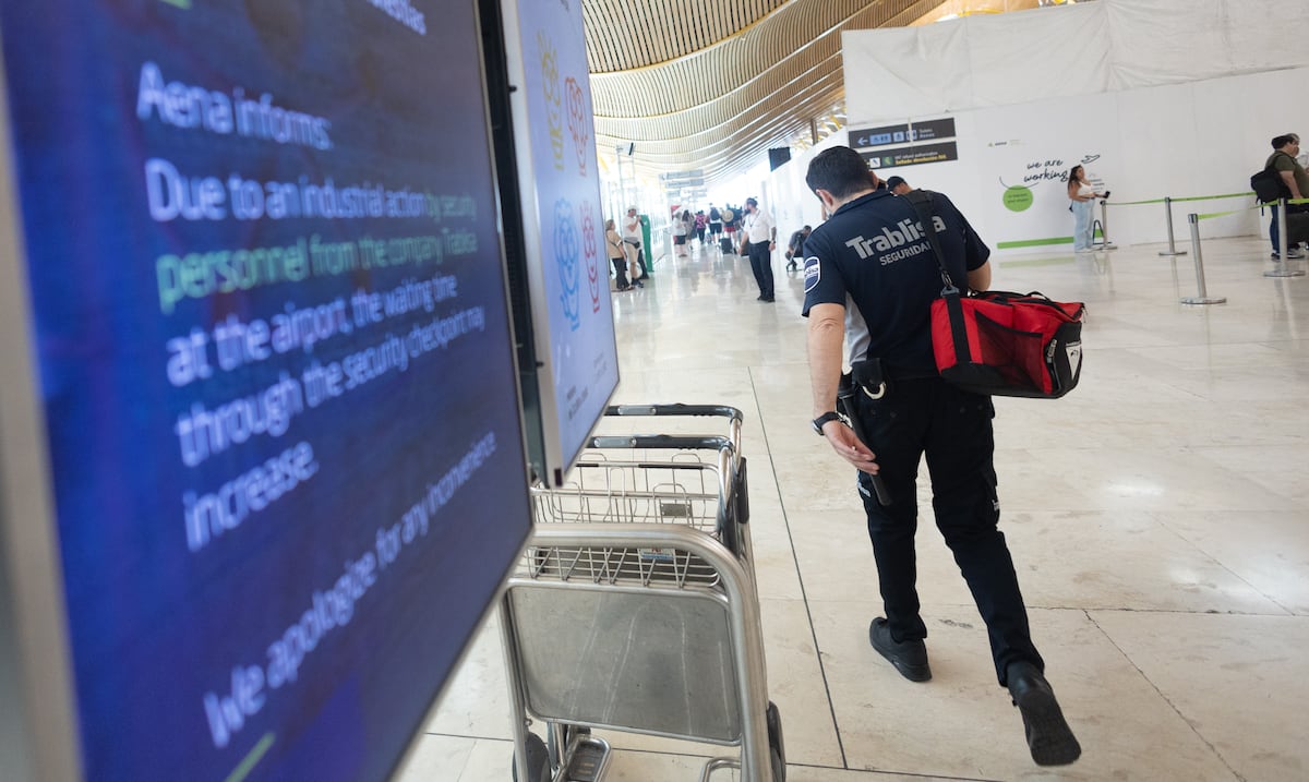 La huelga en la seguridad de Barajas obliga a Iberia a reubicar a miles de viajeros que pierden sus vuelos