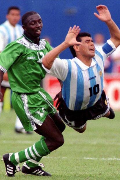 Maradona y el nigeriano Siasia en el Mundial de 1994.