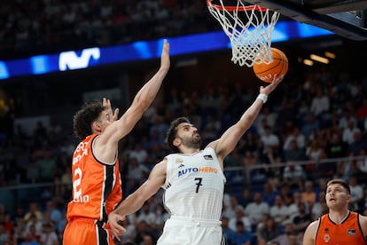 El base del Real Madrid, Facundo Campazzo (c) encesta ante el escolta del Valencia Josep Puerto (i) este domingo.