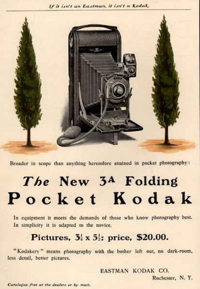 Kodak solía anunciar sus productos mostrando el precio, en este caso 20 dólares. "Si no es una Eastman, no es una Kodak", se lee en el encabezamiento de este anuncio, que aclara que las cámaras Kodak "no necesitan cuarto oscuro", ya que el relevado era también parte del negocio de la compañía. El modelo anunciado se comercializó entre 1903 y 1915.