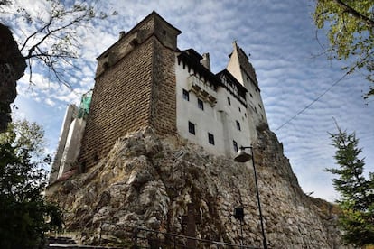 El castillo de Bran, que fue heredado por Elena de Rumanía, hija de la reina María, fue cuidado de forma intermitente, para finalmente pasar a convertirse en destino turístico tras la Revolución rumana de 1989. En la imagen, el exterior del castillo de Bran, construido en lo alto de una roca de 200 metros de altura.