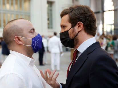 El presidente del PP, Pablo Casado y el entonces asesor de los populares en el Ayuntamiento de Madrid, Ángel Carromero, durante un acto el pasado 1 de febrero.