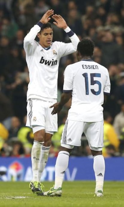 Varane celebra el gol con Essien.
