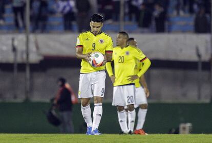 El delantero colombiano Radamel Falcao sostiene el balón al final del encuentro en el que su equipo cayó 3-0 contra Uruguay. Falcao entró a 20 minutos del final en el estadio Centenario de Montevideo. El delantero sigue con su mala racha goleadora y con pocos minutos, tanto en el Chelsea como en la selección. En los dos primeros encuentros, el técnico José Pékerman ha preferido alinear a Carlos Bacca y Teófilo Gutiérrez en el ataque. Jackson Martínez fue suplente.