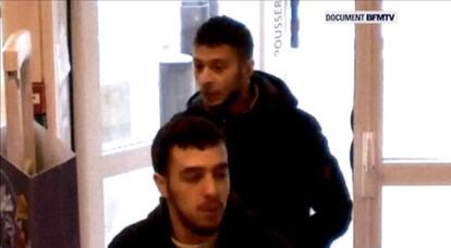 Salah Abdeslam, enrere, el 14 de novembre en una gasolinera francesa.