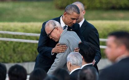 Obama abraza a uno de los supervivientes de la bomba atómica lanzada sobre Hiroshima en 1945.