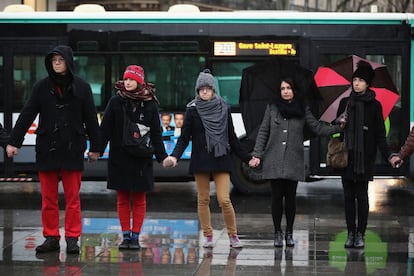 Jovens de mãos dadas formam um círculo ao redor da Place de la Republique (praça da República) de Paris ao meio dia em solidariedade às vítimas do ataque terrorista desta quarta-feira.