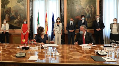 La ministra de Hacienda, María Jesús Montero, y el consejero de Economía del Gobierno vasco, Pedro Azpiazu, firman en Madrid los acuerdos de la Comisión del Concierto Económico.