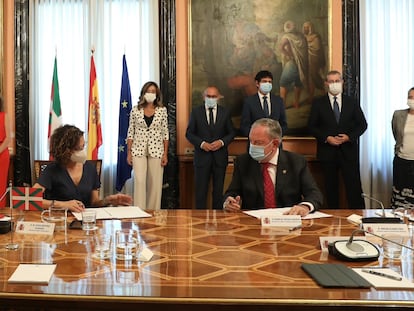 La ministra de Hacienda, María Jesús Montero, y el consejero de Economía del Gobierno vasco, Pedro Azpiazu, firman en Madrid los acuerdos de la Comisión del Concierto Económico.