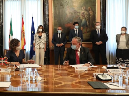 La ministra de Hacienda, María Jesús Montero, y el consejero de Economía del Gobierno vasco, Pedro Azpiazu, firman en Madrid los acuerdos de la Comisión del Concierto Económico.