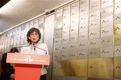 La presidenta de la Fundación José Saramago, Pilar del Río, asiste este lunes a la entrega del legado in memoriam del escritor portugués José Saramago a la Caja de las Letras del Instituto Cervantes.