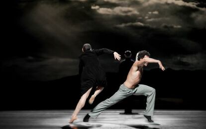 Momento de la obra 'Schmetterling' de Paul Lightfoot y Sol León para el Nederlands Dans Theater.