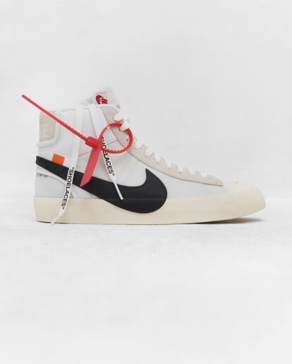 El proceso que siguió Abloh fue similar al de la primera Air Force 1 que tuneó. Con el cuchillo X-ACTO dejó al descubierto la espuma dentro de las lengüetas de cada zapatilla. También movió las etiquetas de Nike, cambió la situación de los Swoosh y añadió notas de color mediante etiquetas naranjas, como la de estas Nike Blazer.