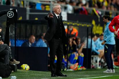 Carlo Ancelotti da instrucciones a sus jugadores durante el Cádiz-Real Madrid del pasado sábado.