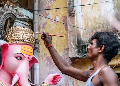 Uno de los artistas en el barrio de Kumartuli de Calcuta.
