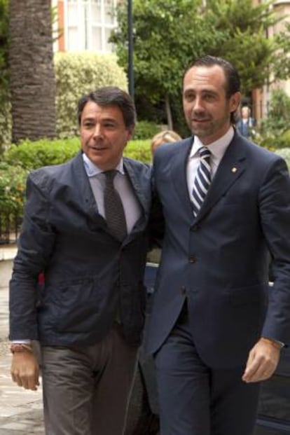 El presidente de la Comunidad Autónoma de Madrid Ignacio González (i), y el presidente de Baleares, José Ramón Bauzá (d), en el Consulado del Mar de la capital balear, donde se han reunido hoy para tratar asuntos de interés común para ambas comunidades.