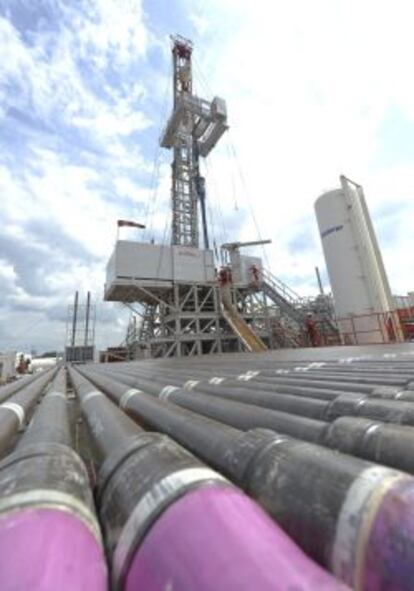 Vista de numerosas tuberías en una plataforma de perforación para obtener petróleo.