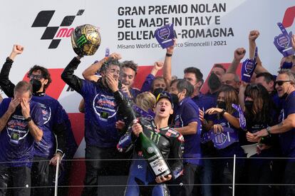 Fabio Quartaro celebra haberse convertido en Campeón del Mundo de MotoGP.