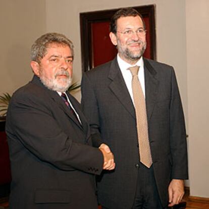 Mariano Rajoy, anoche, junto al presidente brasileño Lula da Silva, en Montevideo.