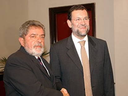 Mariano Rajoy, anoche, junto al presidente brasileño Lula da Silva, en Montevideo.