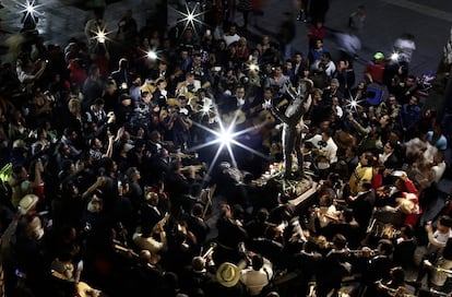 Una multitud rodea la estatua del cantante Juan Gabriel en la plaza Garibaldi en Ciudad de México, el 28 de agosto de 2016.