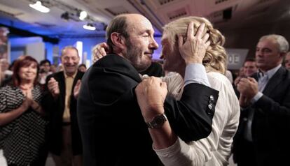 Alfredo Pérez Rubalcaba abraza a su esposa, Pilar Goya, tras su proclamación como candidato.