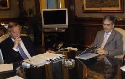 El expresidente Néstor Kirchner (izquierda) y su ministro de Planificación, Julio de Vido, en 2007.