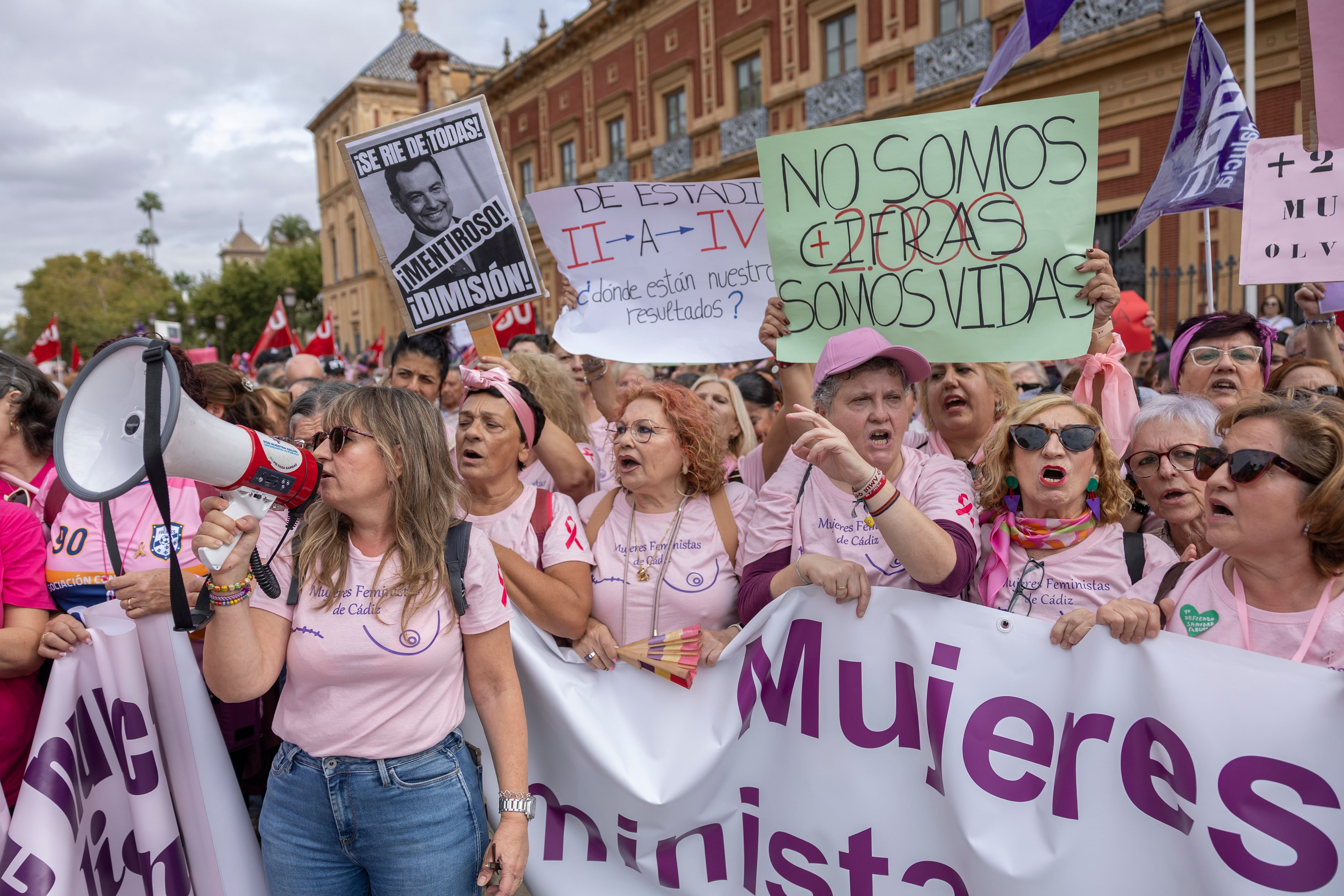 Concentración en Sevilla en protesta por los fallos en el cribado del cáncer de mama.