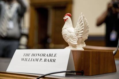 La gallina de cerámica que puso el congresista Steve Cohen en el puesto del fiscal general.